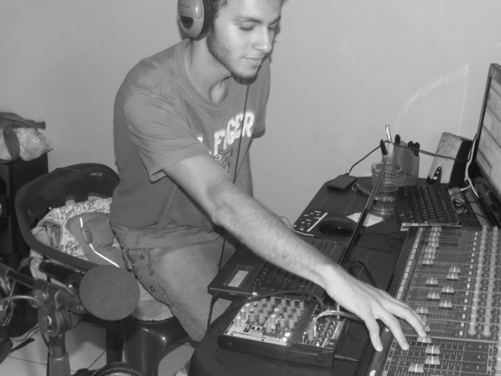 CRIS BLANCO Y NEGRO EMISORA